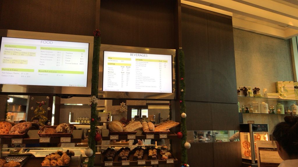 マリーナベイサンズのタワー3　1階のカフェでコーヒーを注文する