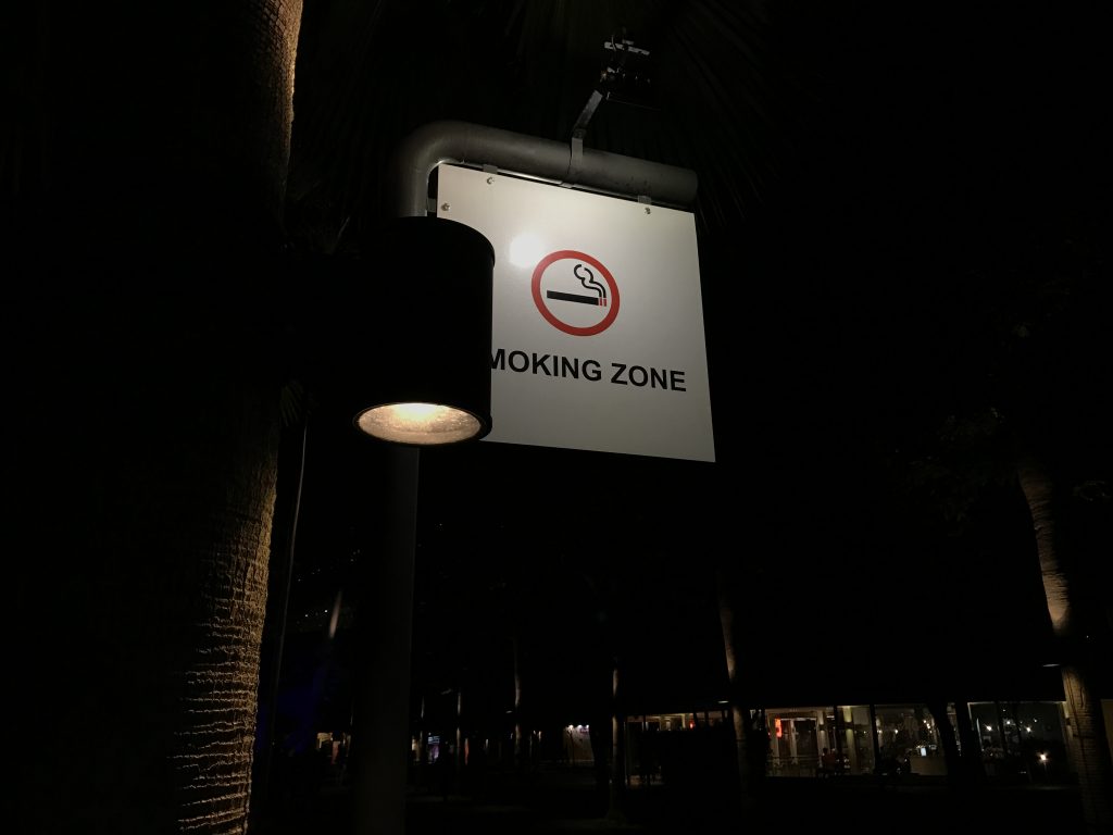 ホーカーズそばにある喫煙所