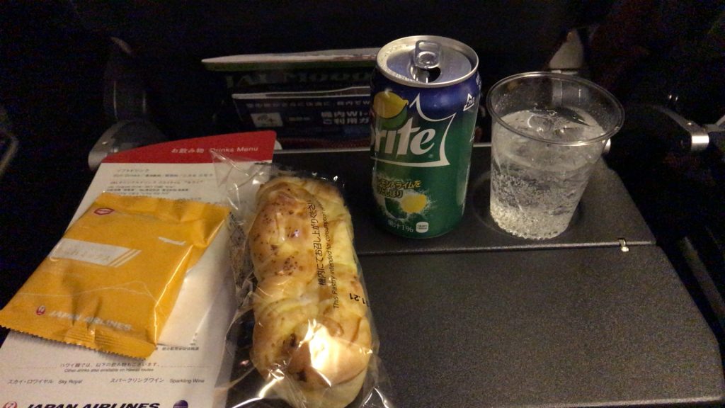 全日空　シンガポール便の軽食　スナックとパン