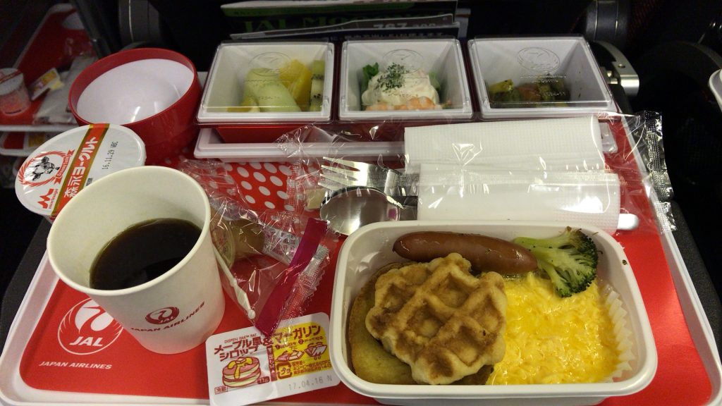 全日空シンガポール便の食事　量は十分ある