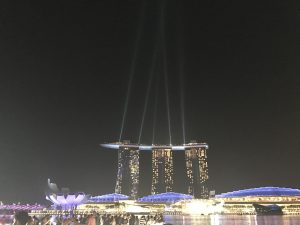 光と水と炎のショーを無料で楽しめる