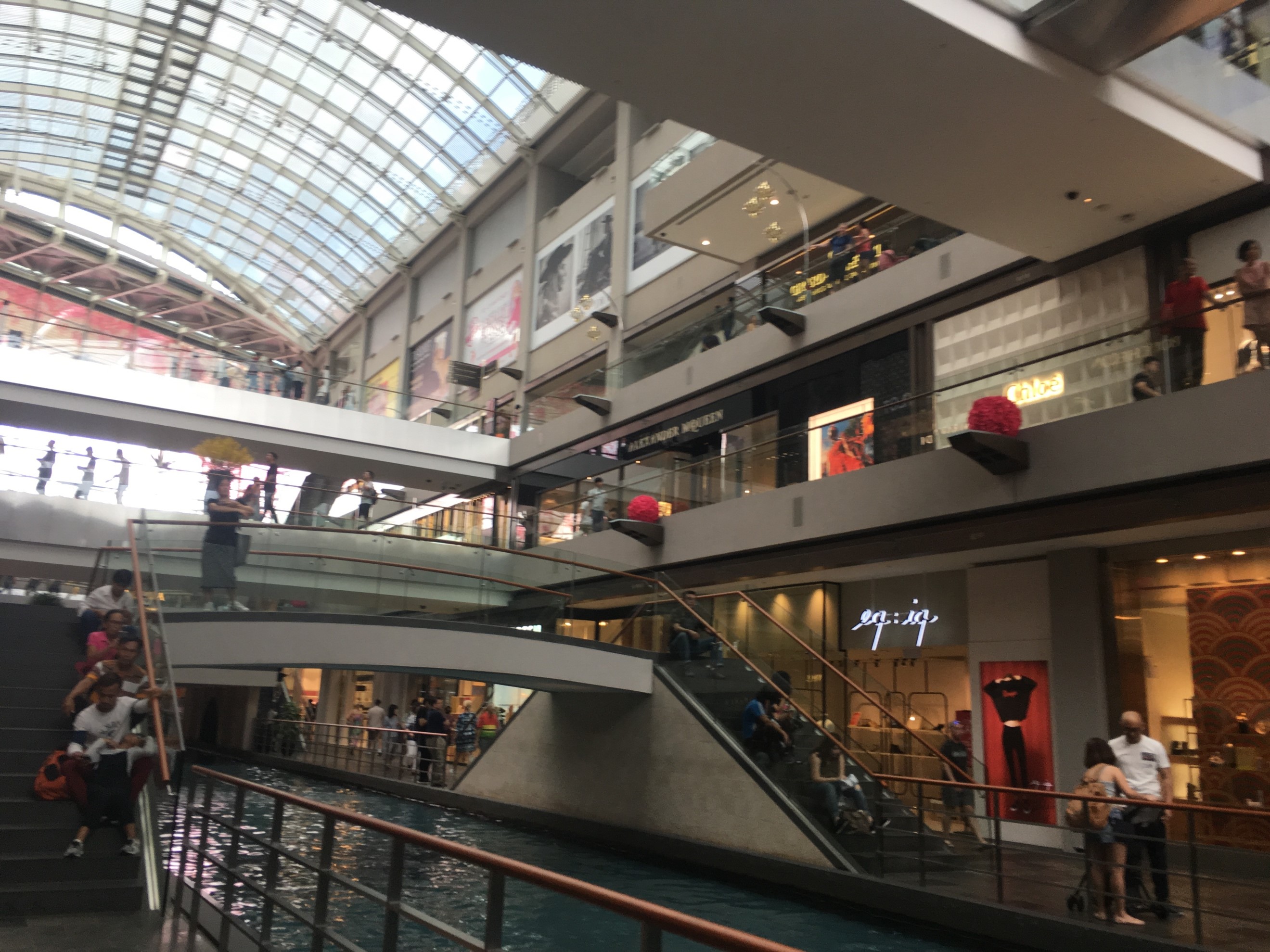 ショッピングモール内の人工的な川