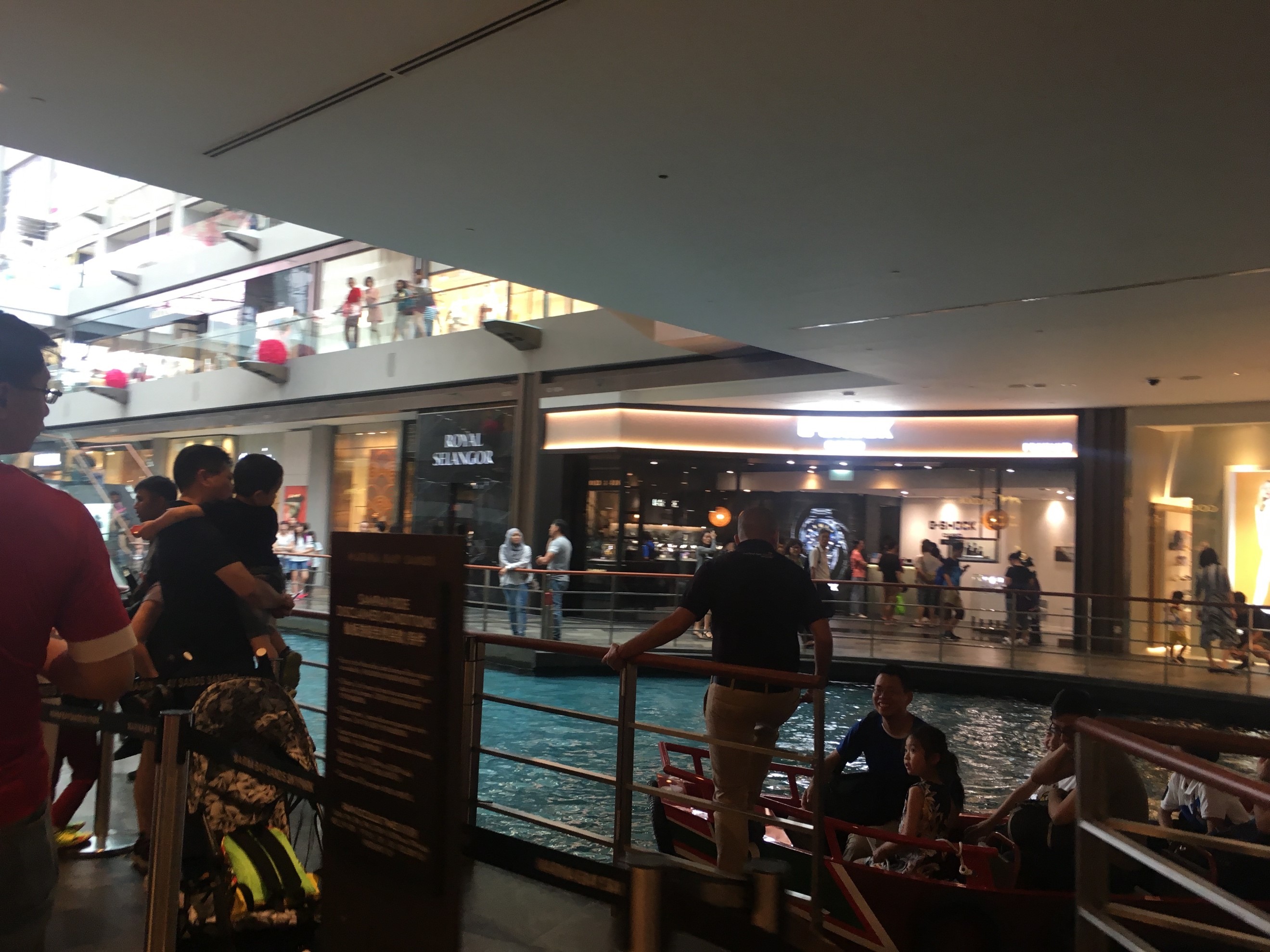 モール内のボート