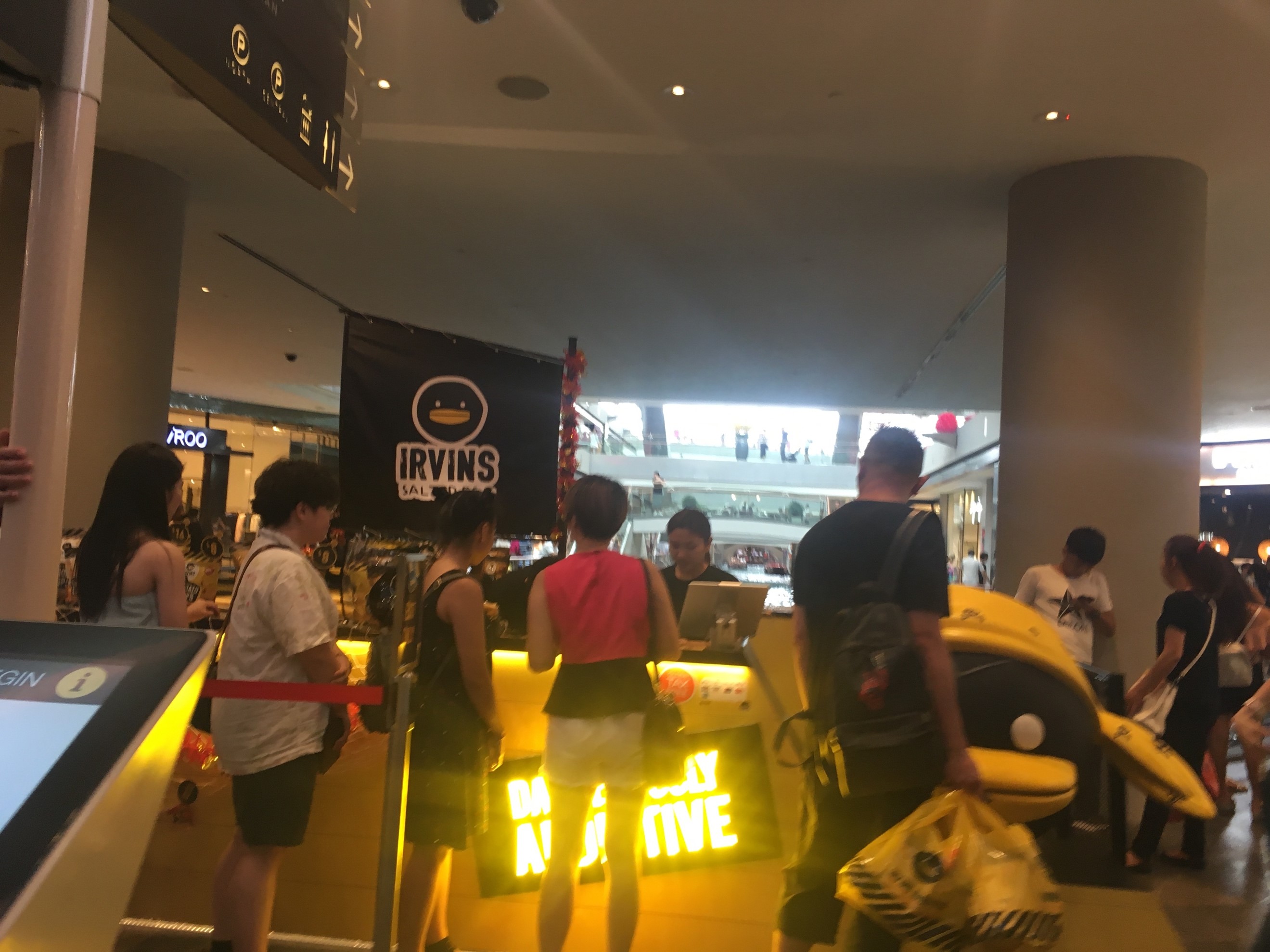 人気のあるショッピングモール内のボート