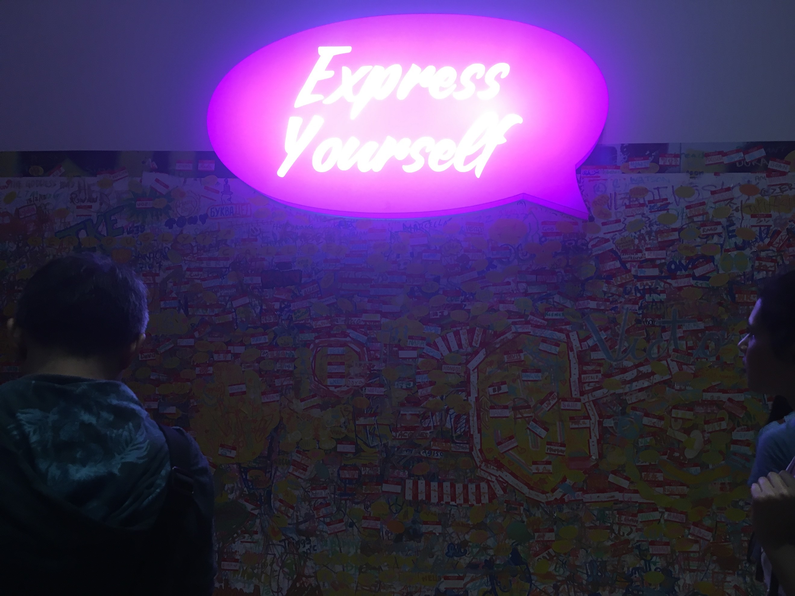 Express Yourselfと書かれた壁