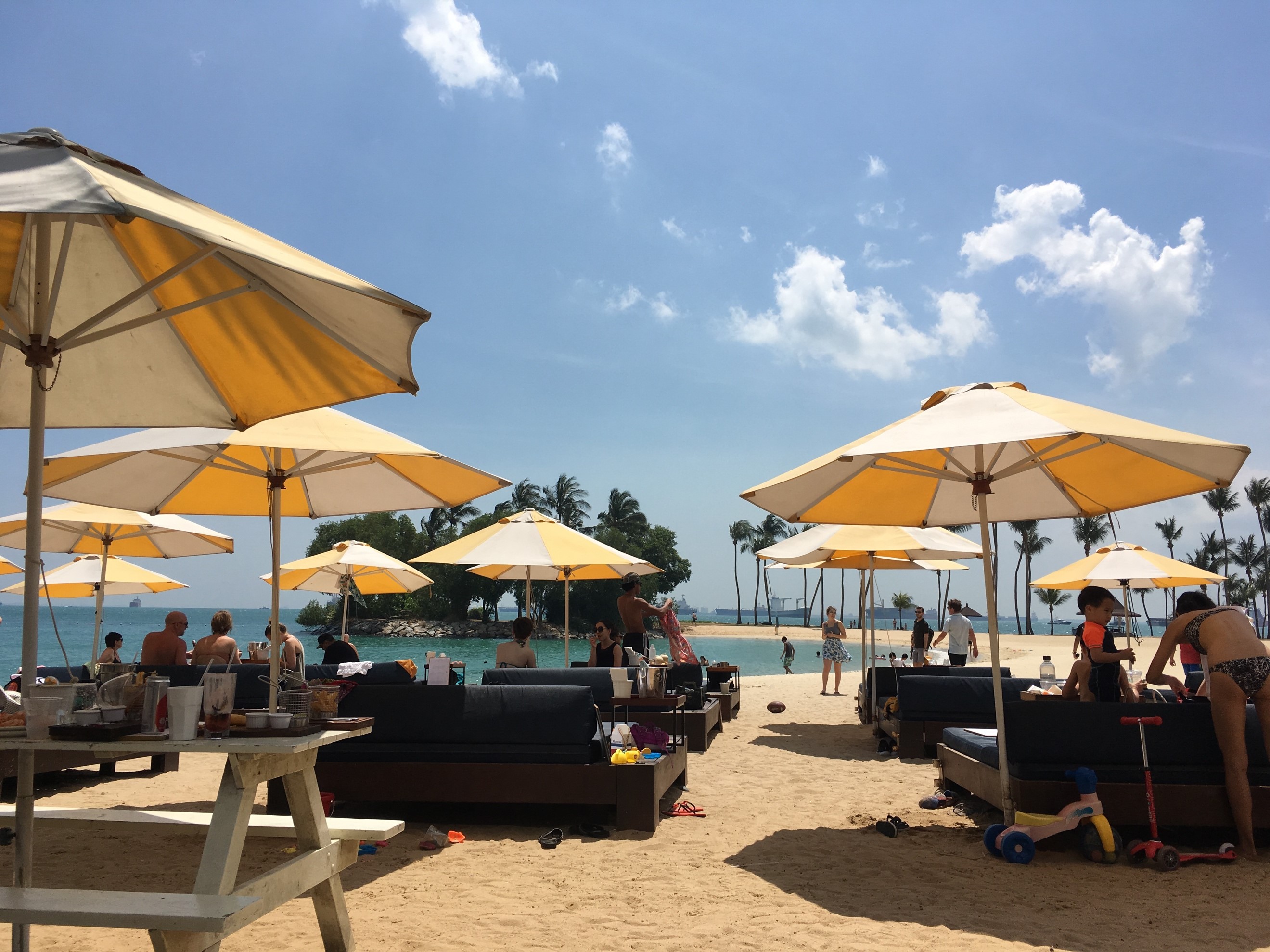 ビーチソファとパラソル