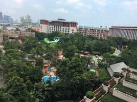 アドベンチャー・コーブ・ウォーターパークがバルコニーから見える