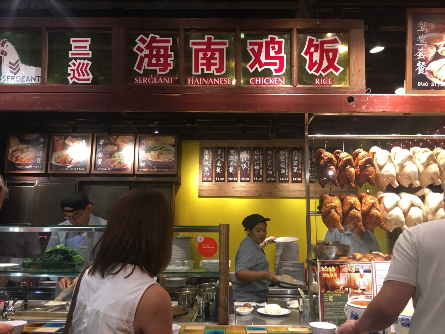 フードコートにあるチキンライスのお店