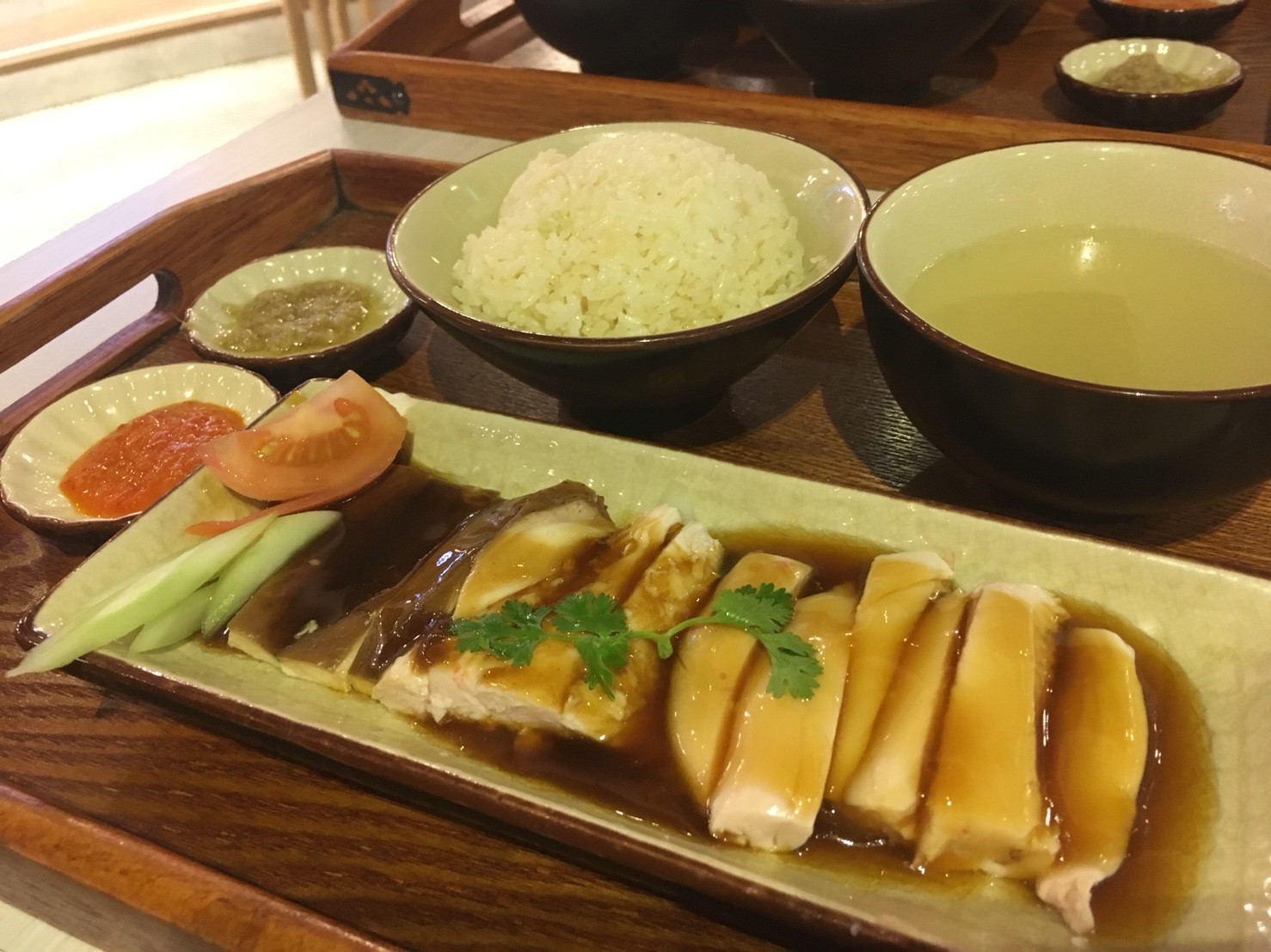 蒸し鶏とソイソースで味付けされた鶏肉